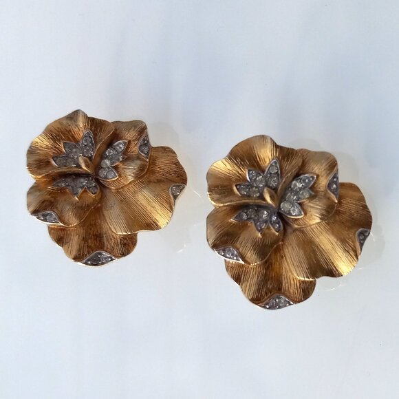 Crown Trifari Pansy Earrings, Clip on Gold, Plated, Rhinestone Crystals, Vintage - Picture 1 of 14